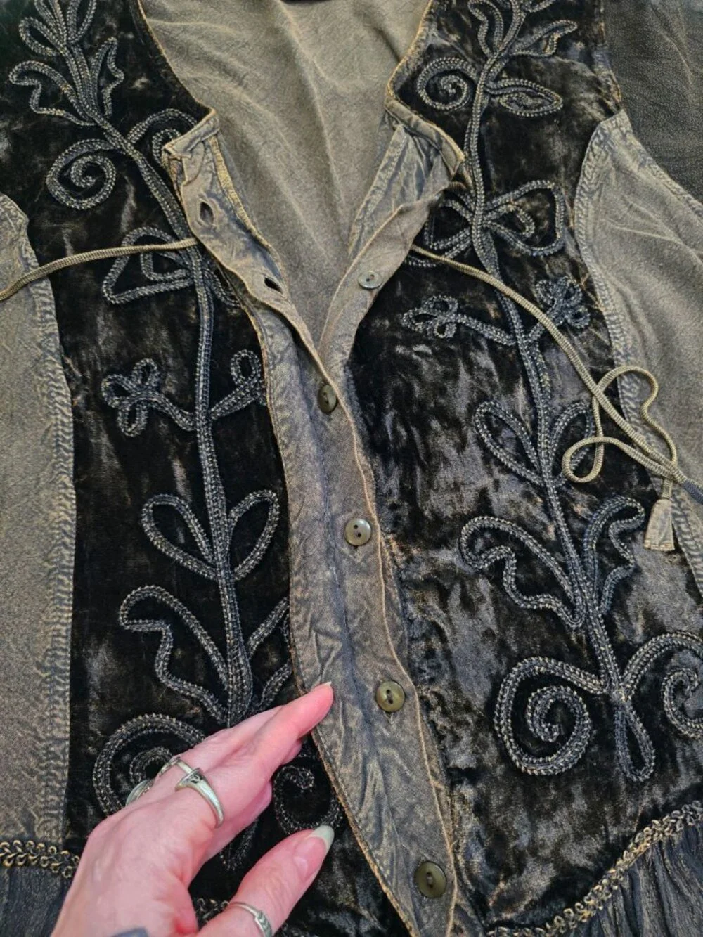 All That Jazz ✦ Velvet Embroidered Brown Boho Blouse ✦ Bell Sleeve Ruffle Hem M - Picture 5 of 15